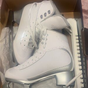 Cameo By Jackson RAVE 3400 Figure Skates With Blade Guards